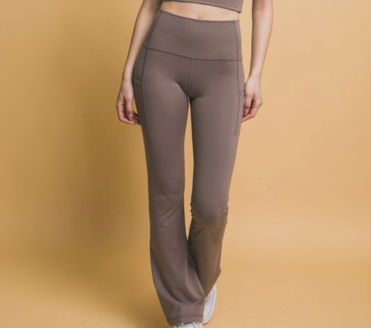 High waisted flare leggings with side pockets in brown