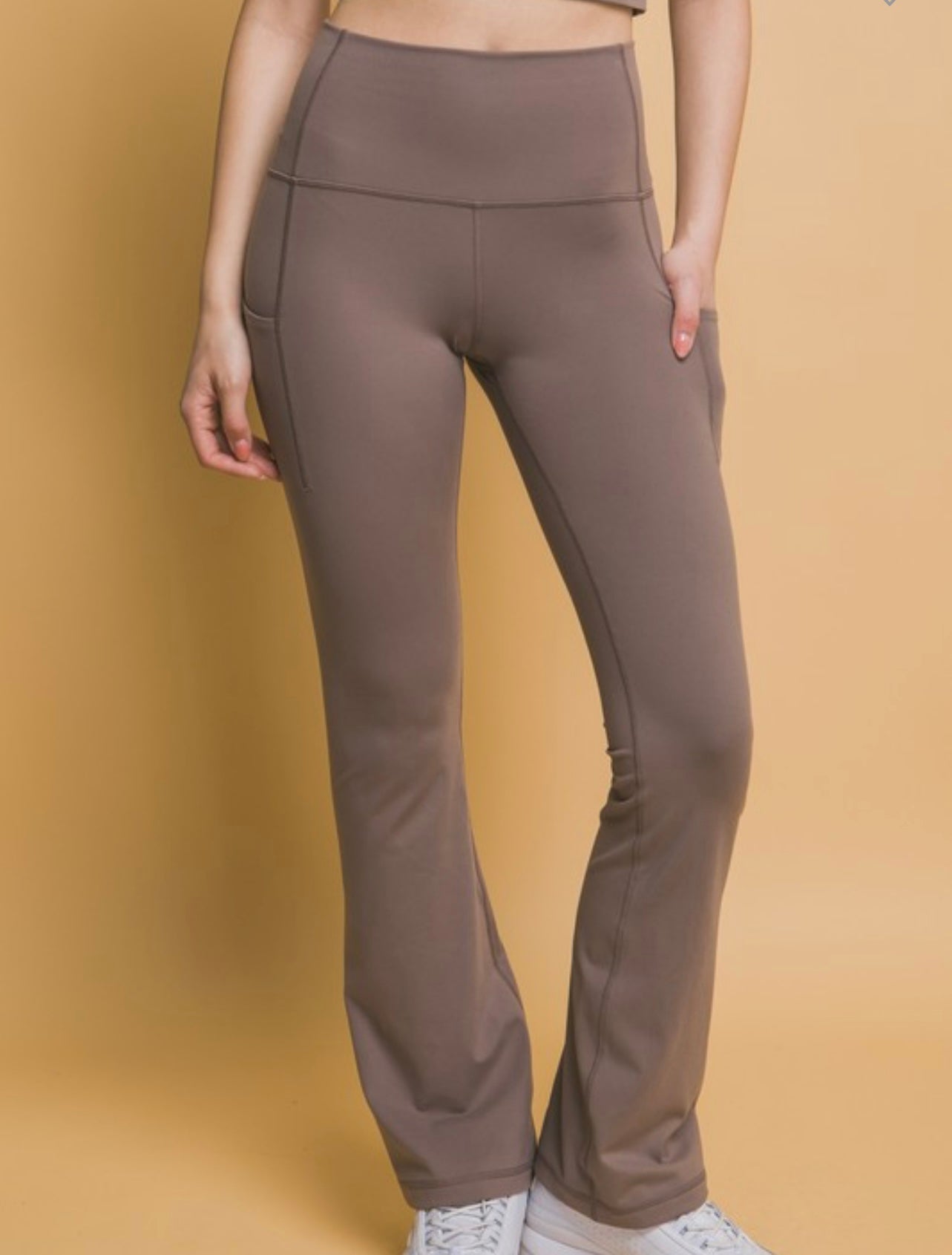 High waisted flare leggings with side pockets in brown