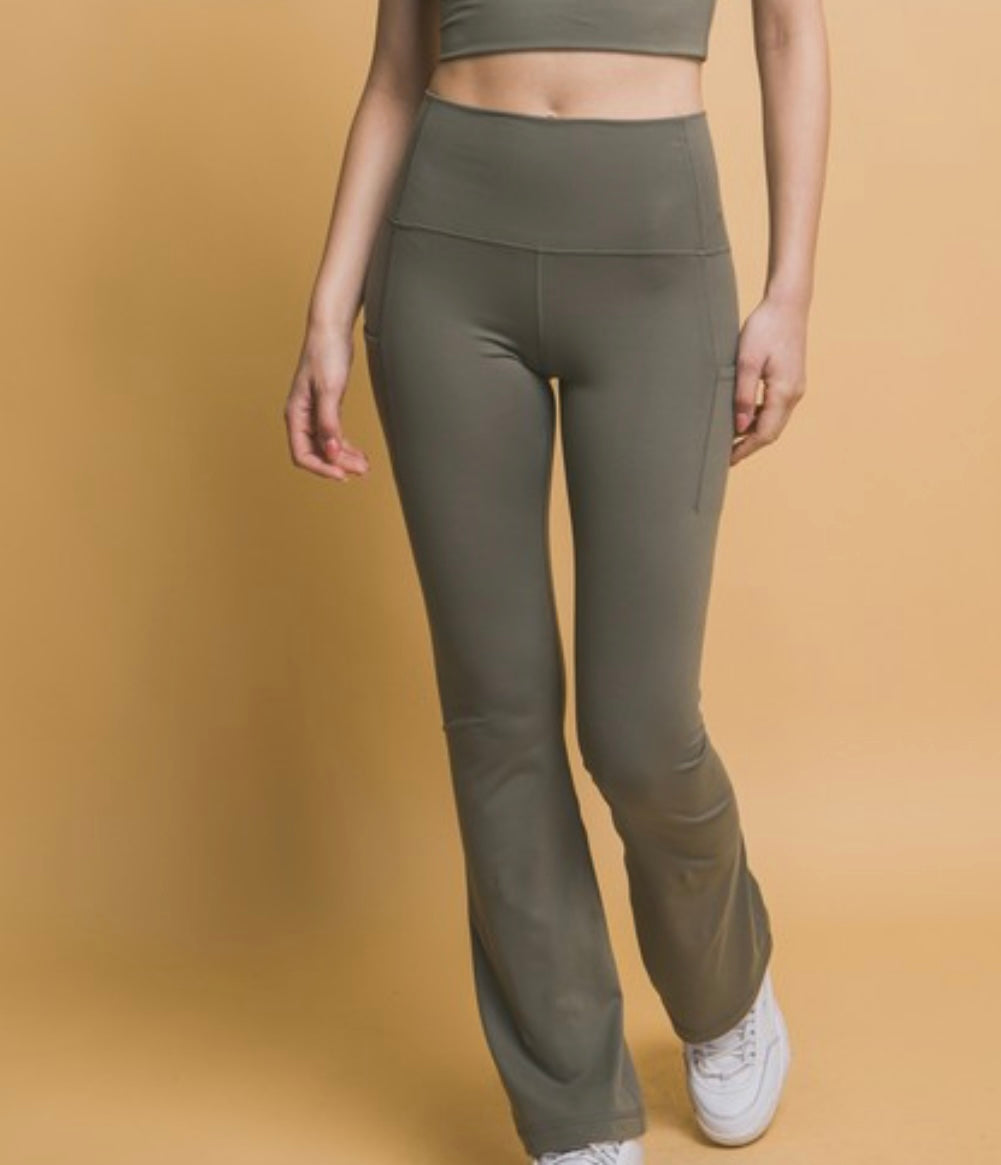 High waisted flare leggings with side pockets in moss